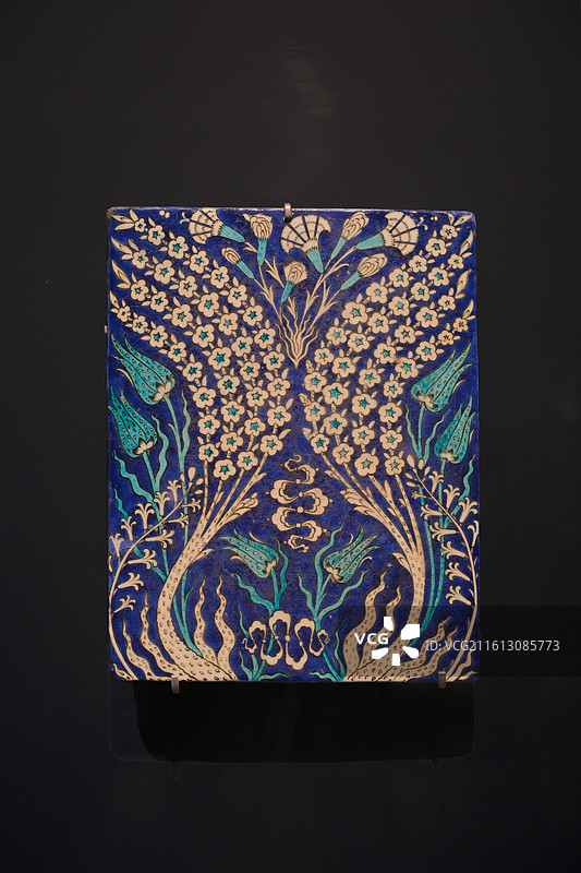 梅枝、郁金香、康乃馨与云纹砖，土耳其，约1540—1545年，浦东美术馆“图案的奇迹”图片素材