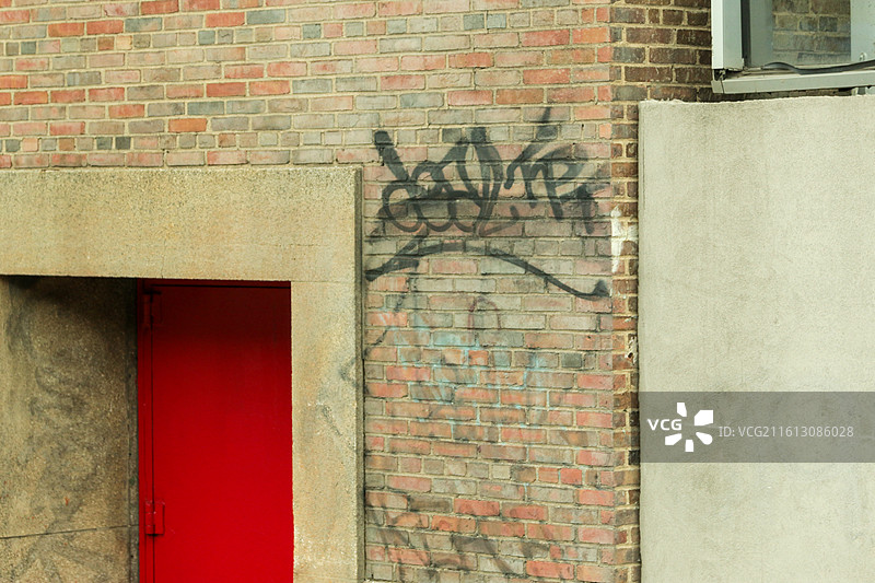 红门砖墙上的涂鸦图片素材