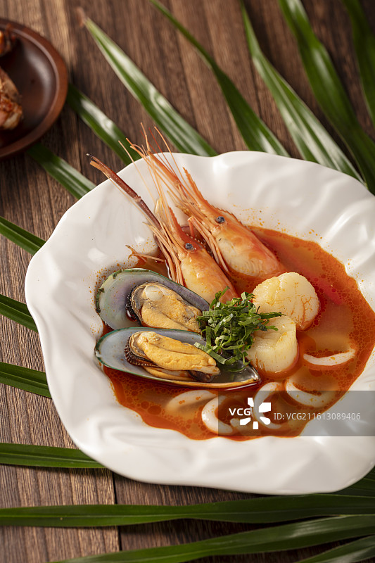 东南亚冬阴功海鲜扇贝虾汤图片素材