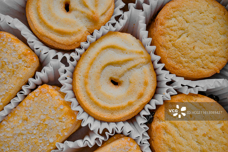 纸托中的黄油曲奇饼干特写图片素材