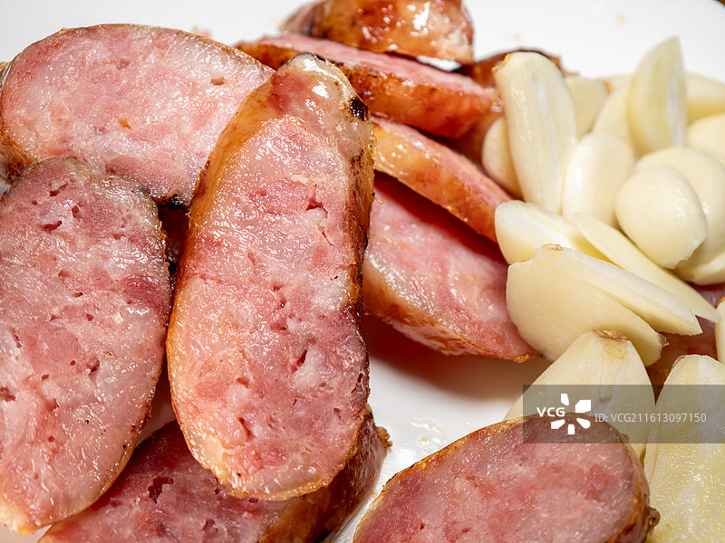 台湾特色烤香肠配生大蒜片特写图片素材