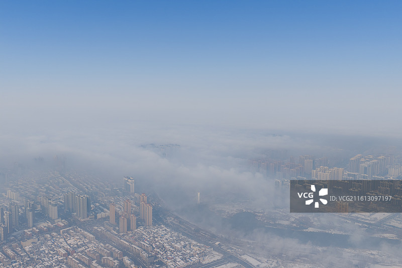 河南省周口市城乡一体化示范区沙，颍河滨河公园冬天河流蒸发雾、蒸汽雾与城市天际线。图片素材