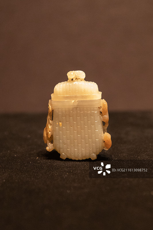 青玉勾莲纹镂空香囊图片素材