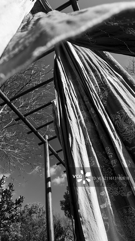 非物质文化遗产蓝印漂染布艺仰拍图片素材