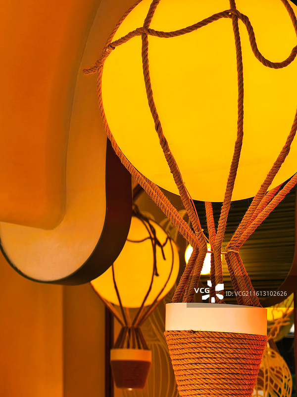 暖黄热气球灯：把童话里的热气球挂进房间，暖光一撒治愈感拉满图片素材