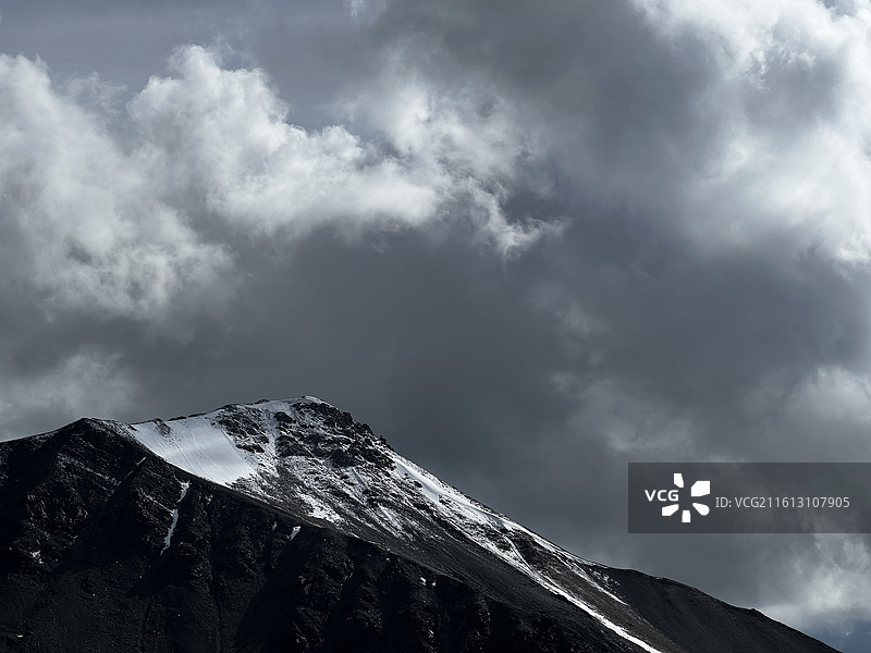4K实拍｜自驾新疆独库公路-高海拔雪域山峰乌云景-盘山公路两侧雪顶山地草原与厚重云层自然户外摄影风光图片素材