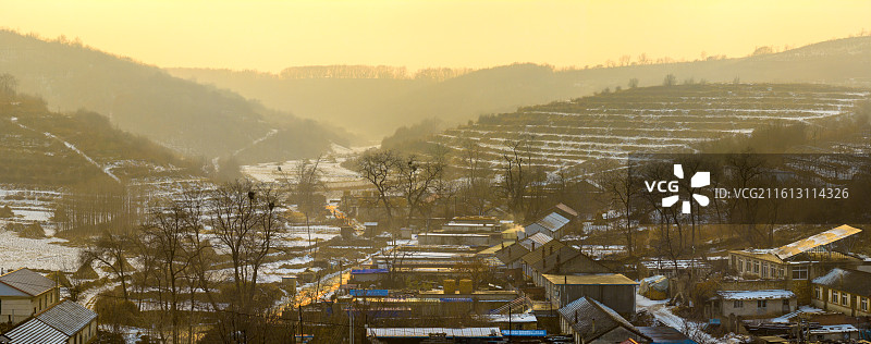 东北冬季乡村雪野-夕照暖阳-大地生辉图片素材