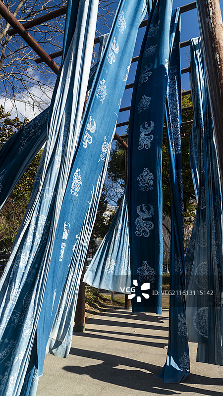 非物质文化遗产蓝印漂染布艺仰拍图片素材