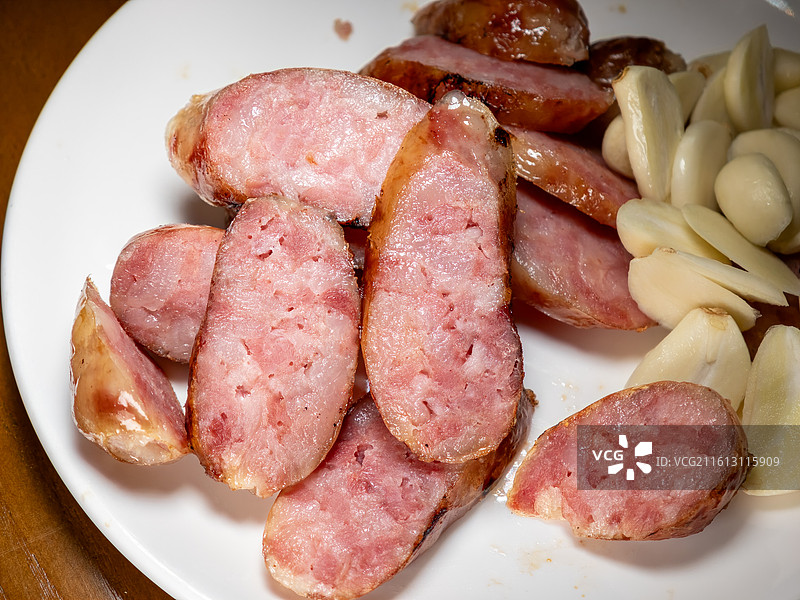 台湾特色烤香肠配生大蒜片特写图片素材