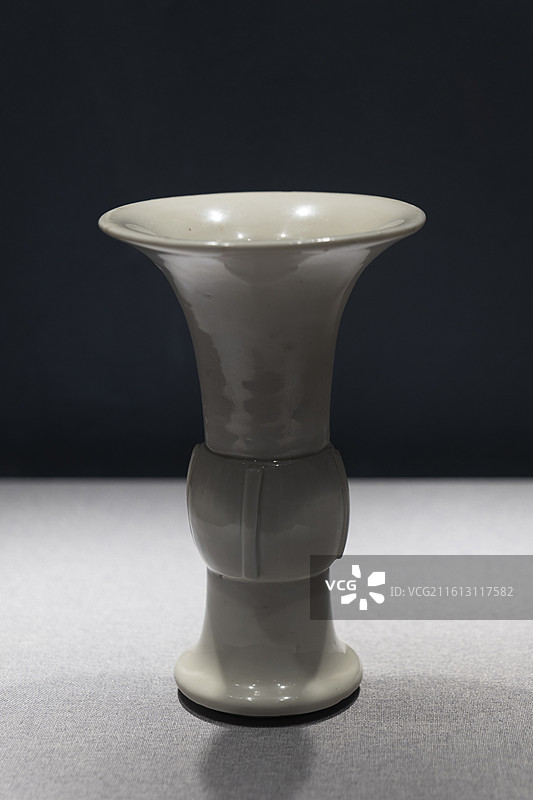 中国白·德化瓷”-花觚图片素材