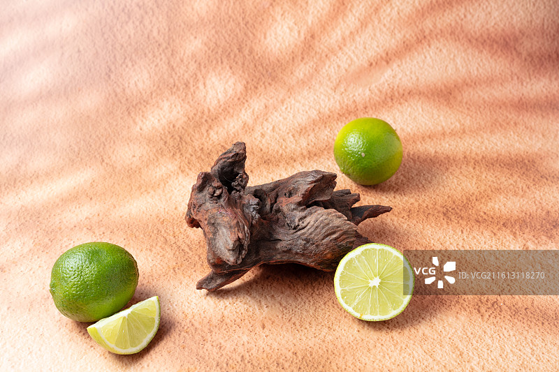 青柠与枯木的自然组合图片素材