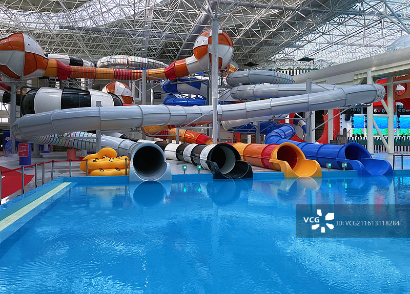 大连金普新区拾贝湾水上乐园水滑梯图片素材