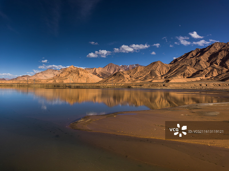 青海省玉树藏族自治州治多县G219国道旁。画面中，澄澈如镜的湖泊静静依偎在广袤大地。图片素材