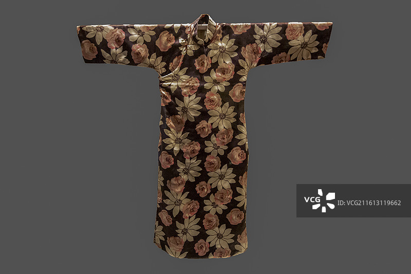 浙江杭州中国丝绸博物馆“中国丝绸与丝绸之路”展：石青色印花缎中袖旗袍（民国）图片素材