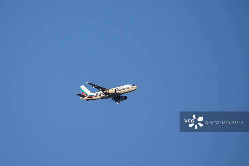 蓝天下飞行的飞机图片素材