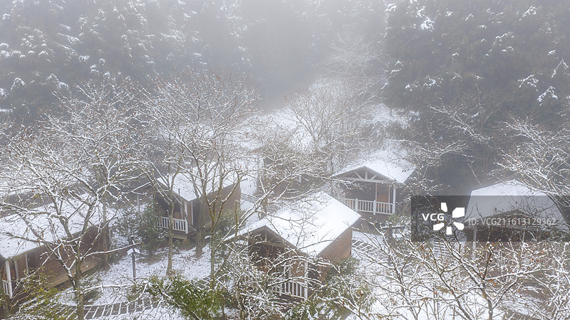 恩施坪坝营国家森林公园雪中小木屋图片素材