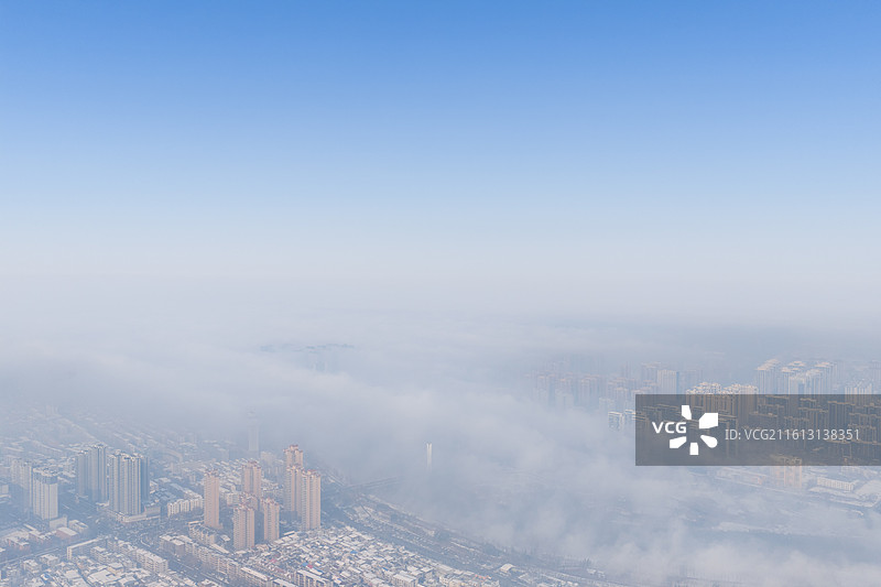 河南省周口市城乡一体化示范区沙，颍河滨河公园冬天河流蒸发雾、蒸汽雾与城市天际线。图片素材