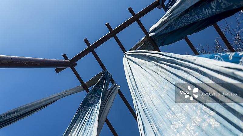 非物质文化遗产蓝印漂染布艺仰拍图片素材