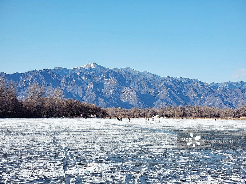 中国北京延庆，从妫水河眺望国家高山滑雪中心图片素材