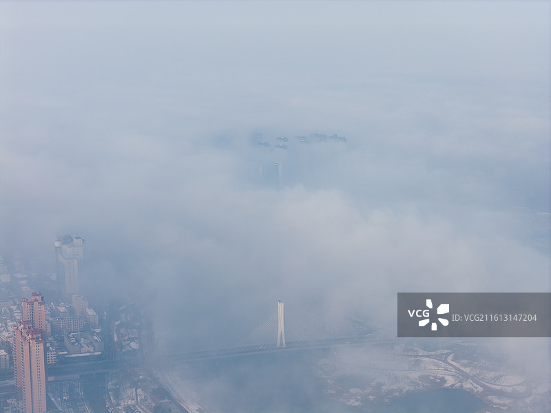 河南省周口市城乡一体化示范区沙，颍河滨河公园冬天河流蒸发雾、蒸汽雾与城市天际线。图片素材