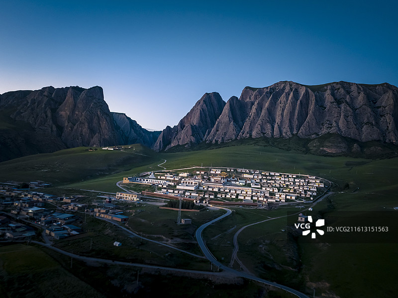 甘加秘境草原八角城白石崖寺庙彩色田油菜花图片素材