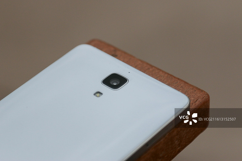 白色手机背面特写图片素材