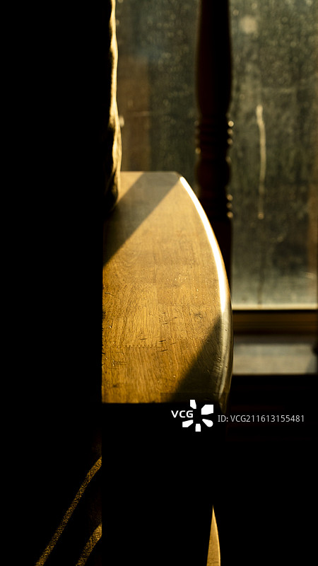 光比下的室内用品沙发木制家具特写图片素材