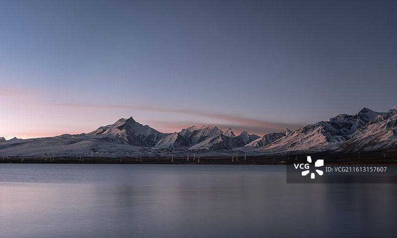 岗彭庆峰、佩枯错与朝霞同框图片素材