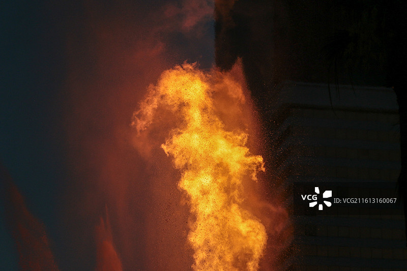 火焰在夜空中燃烧图片素材