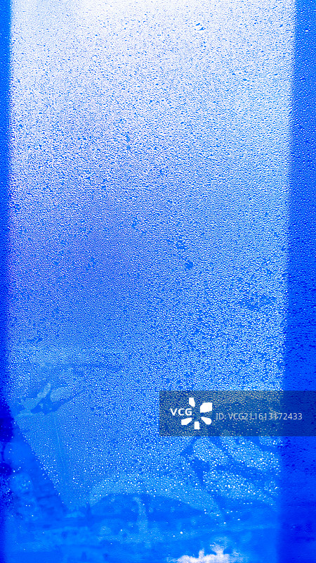 日出光照下水玻璃痕迹背景4k特写图片素材