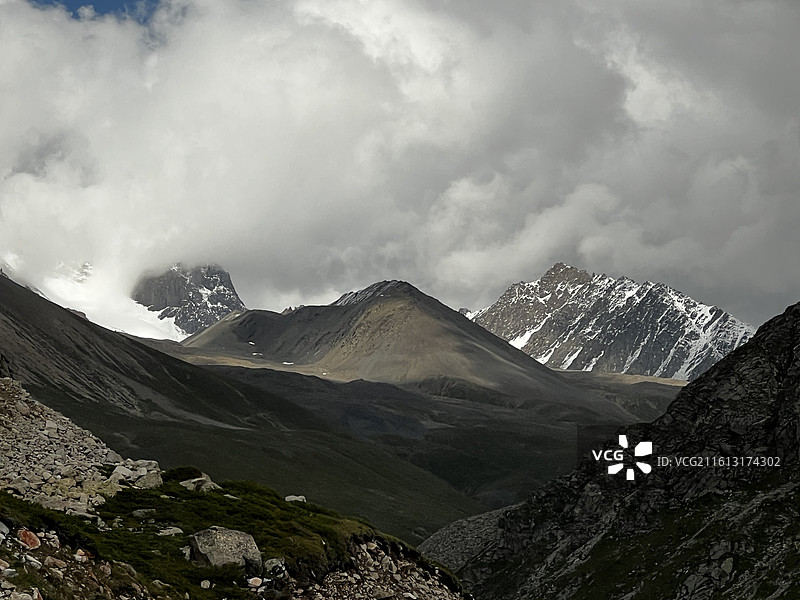 4K实拍｜自驾新疆独库公路-高海拔雪域山峰乌云景-盘山公路两侧雪顶山地草原与厚重云层自然户外摄影风光图片素材