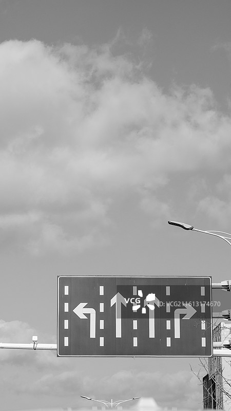 交通符号箭头户外方向指示标识牌图片素材