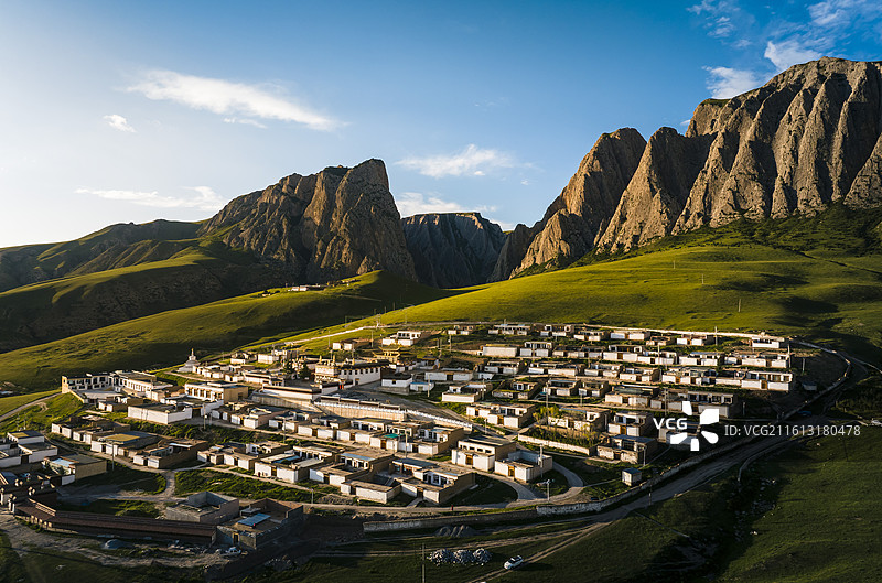 甘加秘境草原八角城白石崖寺庙彩色田油菜花图片素材