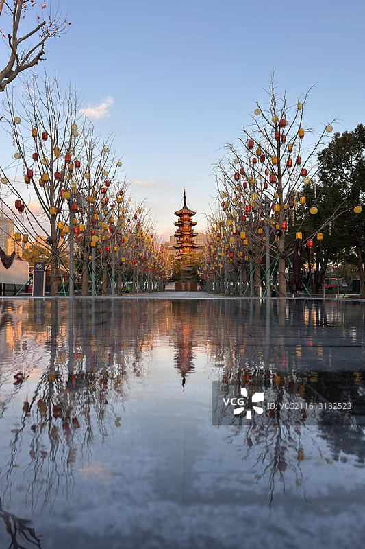 上海龙华寺新年灯会图片素材