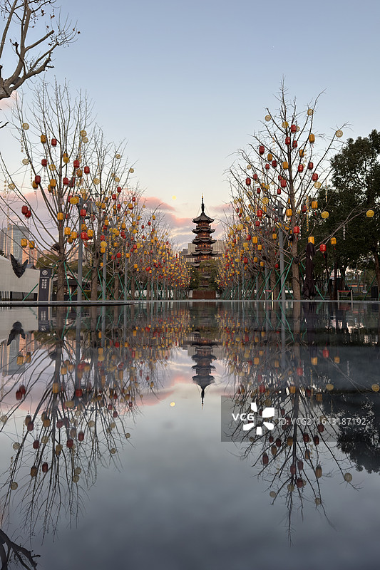 上海龙华寺新年灯会图片素材