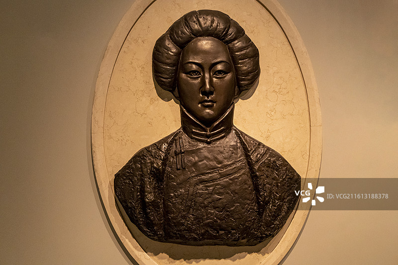 中国妇女儿童博物馆“近代妇女馆”：秋瑾雕像【秋瑾，著名的民主革命家，中国妇女解放运动的先驱】图片素材