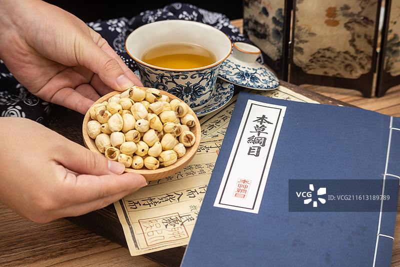 东方中式传统养生医疗中医药材晒干莲子干货图片素材