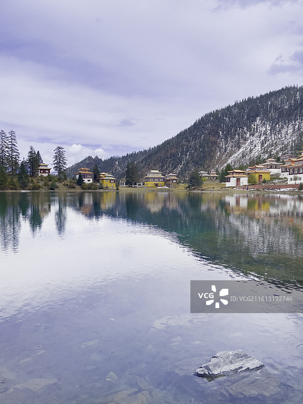 四川省甘孜州新龙县：措卡湖，措卡寺，彩林，翡翠般的湖水，倒影图片素材