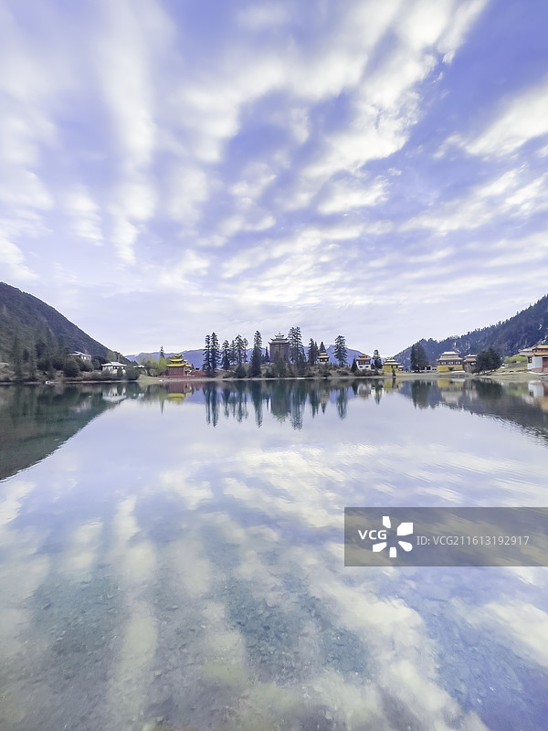 四川省甘孜州新龙县：措卡湖，措卡寺，金色的晚霞，翡翠般的湖水，倒影图片素材