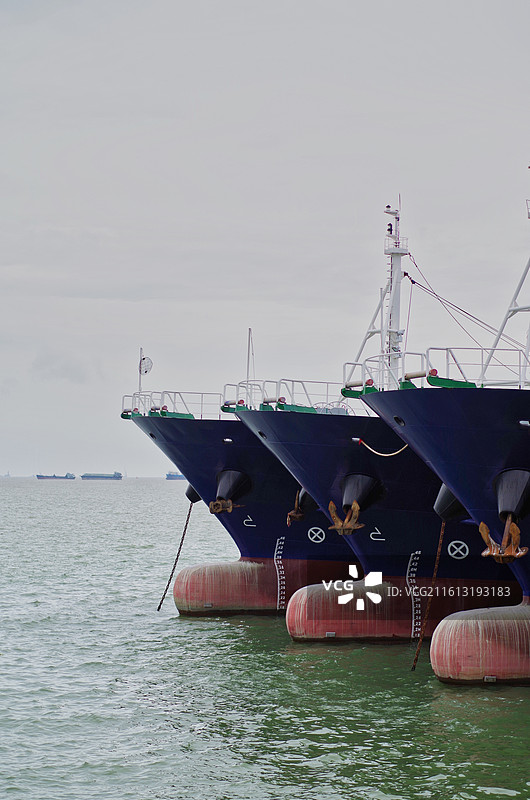 深圳蛇口海滨公园港口停靠的渔船图片素材