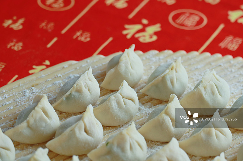 春节过年包好的饺子图片素材