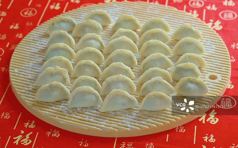 春节过年包好的饺子图片素材