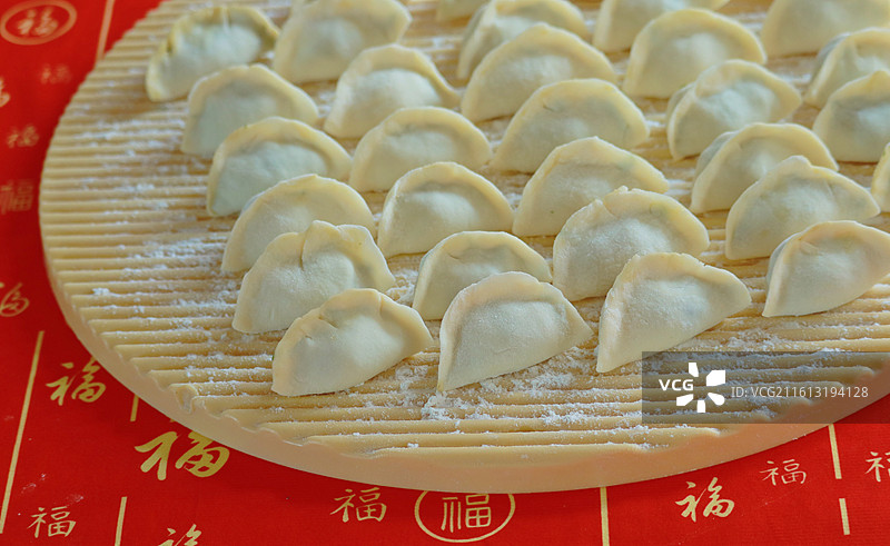 春节过年包好的饺子图片素材