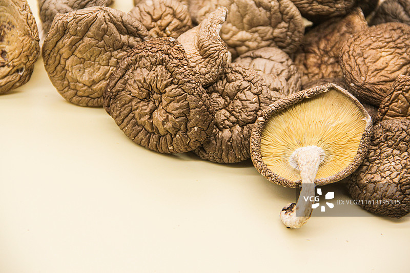 桌子上的香菇干货特写图片素材