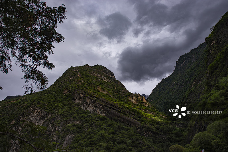 虎跳峡高山峡谷图片素材
