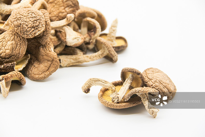 桌子上的香菇干货特写图片素材