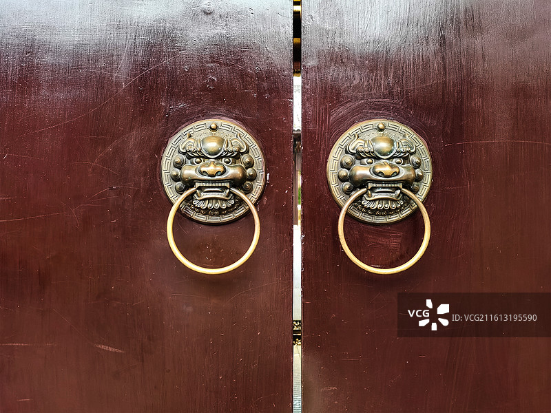 宽窄巷子古街上的木门和门把手门环图片素材