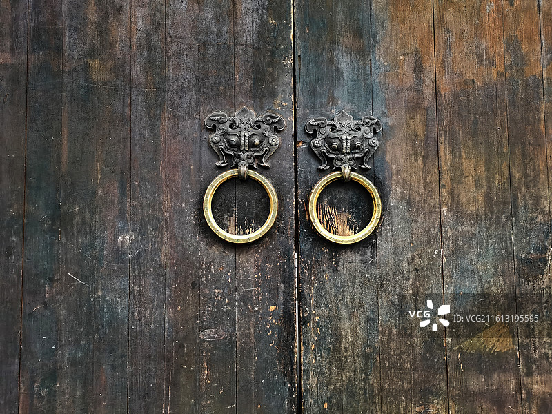 宽窄巷子古街上的木门和门把手门环图片素材