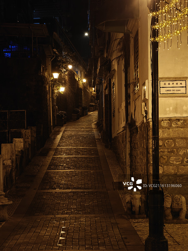 澳门半岛历史文化建筑-亚婆井前地夜景风光图片素材