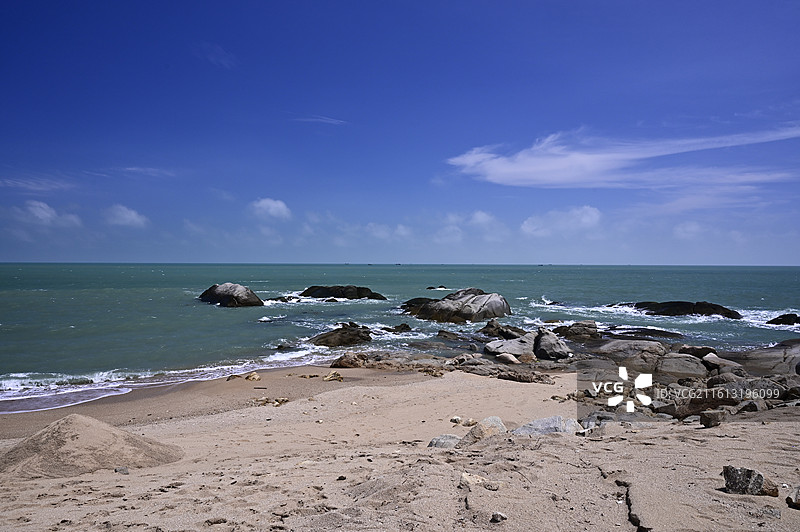 大小洞天景区碧海蓝天下的礁石沙滩全景图片素材